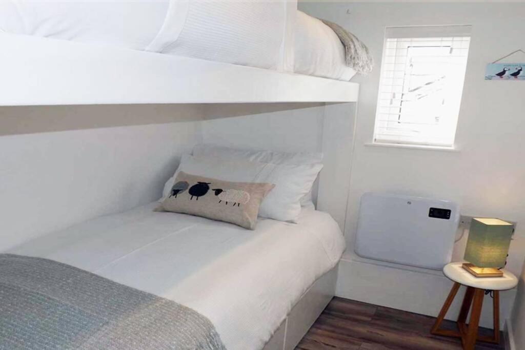 Iscraig Bach-Cosy 2 Bed Apartment-Close To Beach Trearddur Exterior foto
